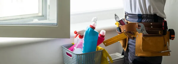 厨房里有一桶洗涤剂的看门人的画像 清洁服务 — 图库照片
