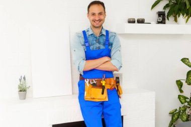 Yakışıklı genç inşaatçı kurulumu.