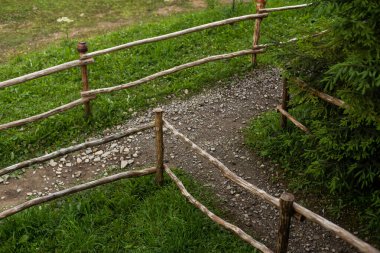 Hasır çitteki kil sürahinin görüntüsü.