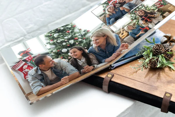 Giovane Album Fotografico Famiglia Natale Sullo Sfondo Vacanze Natale — Foto Stock