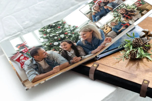 Libro Fotos Familia Joven Navidad Fondo Vacaciones Navidad — Foto de Stock