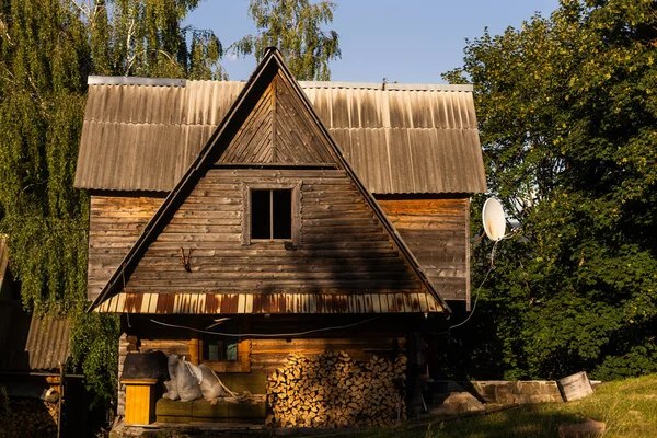 Trä Hus Med Tak Nära Glänta Skogen — Stockfoto