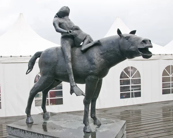 Statuen av en hest i Belgia av Sint Niklaas by – stockfoto