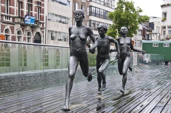 Sint niklaas stad in België standbeeld van het runnen van ladys — Stockfoto