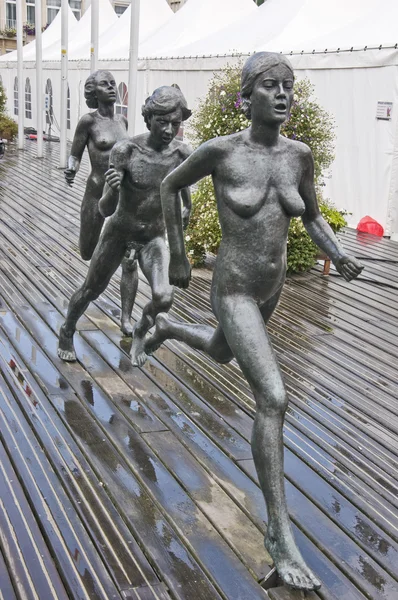 Sint Niklaas city in Belgium statue of running ladys — Stock Photo, Image