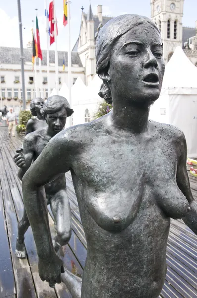 Statuen av løpende ladyer i Belgia, Sint Niklaas by – stockfoto