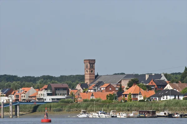 Egy kis faluban a folyó Schelde és a móló. — Stock Fotó