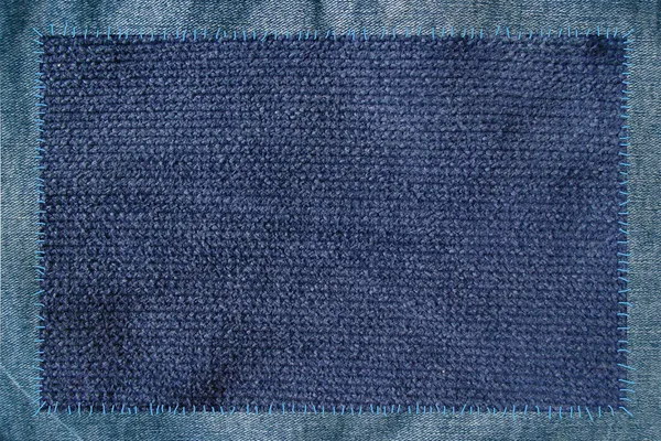 Ткань, привязанная нитями к джинсам — стоковое фото