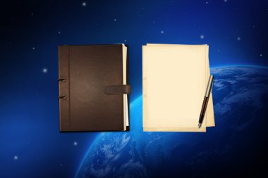 Kağıt notları ve eski kitap