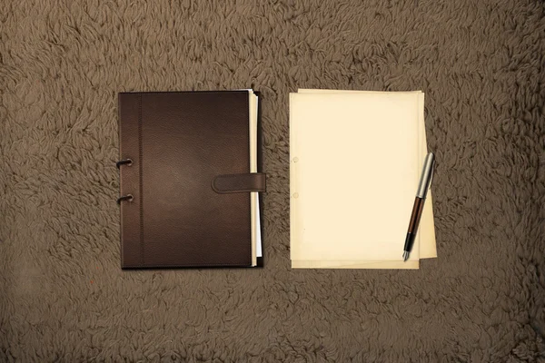 Aantekeningen op papier en oud boek — Stockfoto