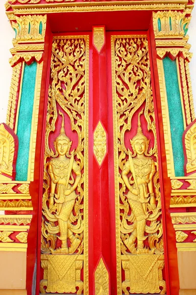 Native Thai style carving, painting on church door in the temple — Stock Photo, Image
