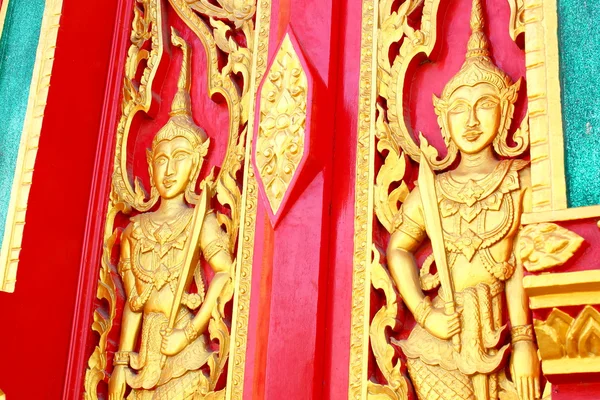 Holzschnitzerei im thailändischen Stil, Bemalung der Kirchentür im Tempel — Stockfoto