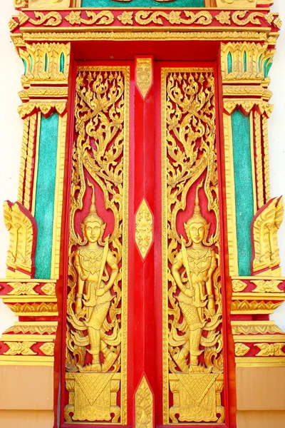 Native Thai style carving, painting on church door in the temple — Stock Photo, Image