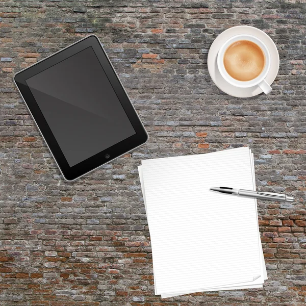Паперова ручка кава і планшетний ПК — стокове фото