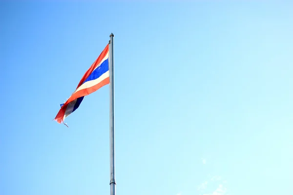 Integetett Thaiföld Thai zászlaja, a kék ég háttér kép — Stock Fotó