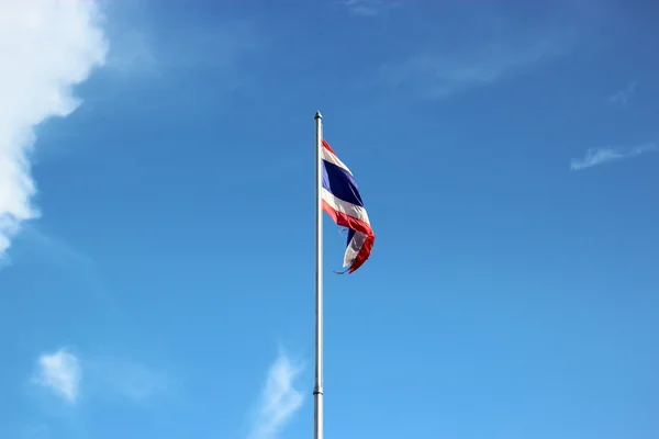 Mavi gökyüzü arka plan ile Tayland Tayland bayrağı sallayarak resim — Stok fotoğraf