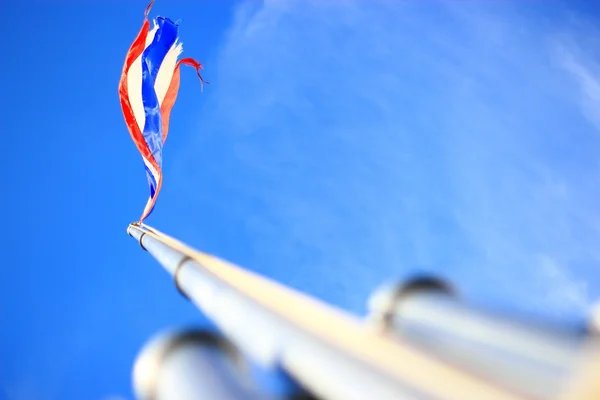 Image du drapeau thaïlandais agitant de la Thaïlande avec fond bleu ciel — Photo