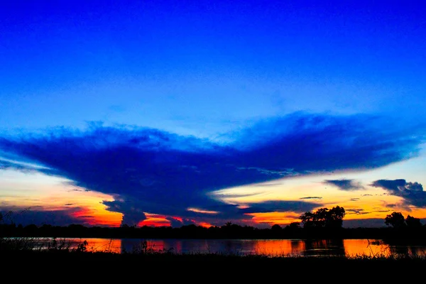 Puesta de sol en el río — Foto de Stock