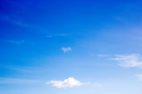 Nuages dans le ciel bleu — Photo