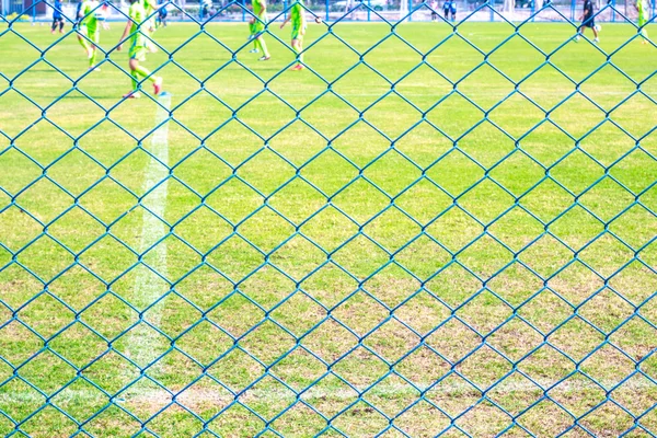铁丝围栏和足球的院子里 — 图库照片