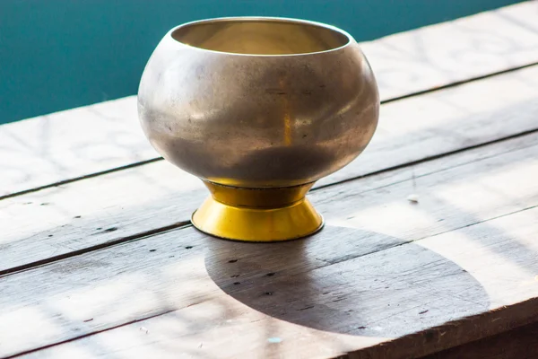 Чаша для пожертвований из металлического монаха — стоковое фото