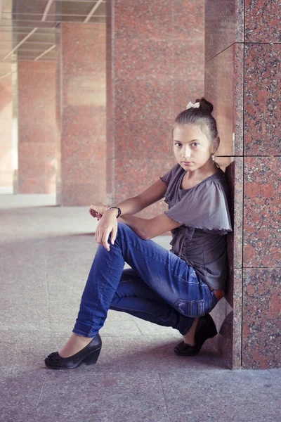 Adolescente chica cerca de columnas de mármol —  Fotos de Stock