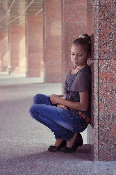 Teenage girl near marble columns — Stock Photo, Image