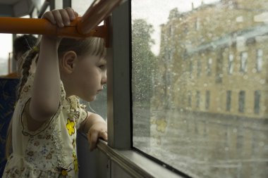 küçük kız atmak tramvay pencereden bakan