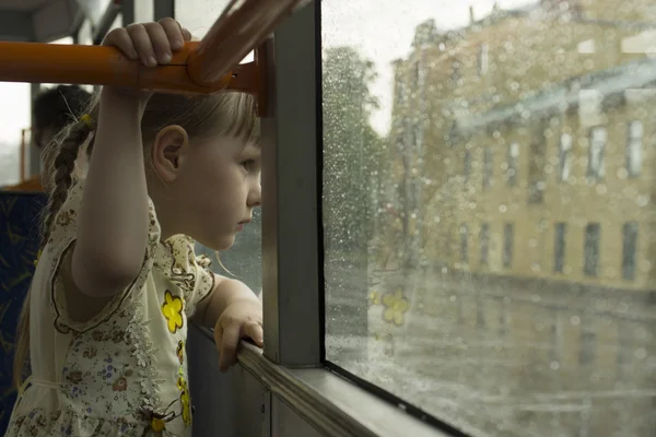 Küçük kız atmak tramvay pencereden bakan — Stok fotoğraf