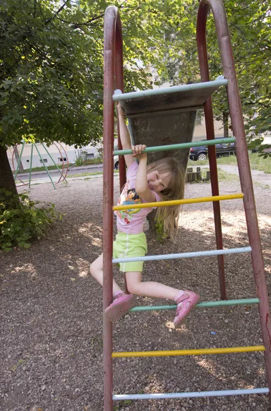 Liten flicka playinng i barn bild — Stockfoto