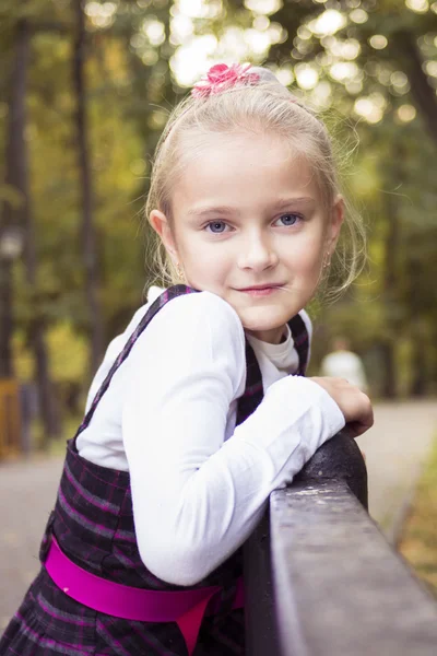 Nettes Mädchen im Freien im Herbst — Stockfoto