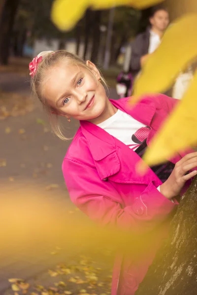 Belle fille en plein air à l'automne — Photo