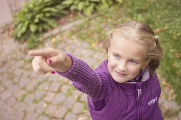 Leuk meisje tonen met een vinger omhoog — Stockfoto