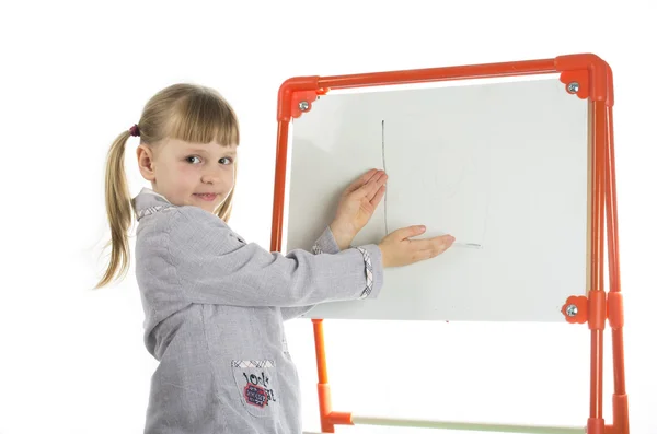 Petite fille enseignant près de bord en studio — Photo