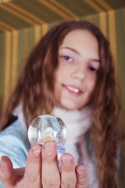 Neige-jeune fille montrant boule à neige — Photo