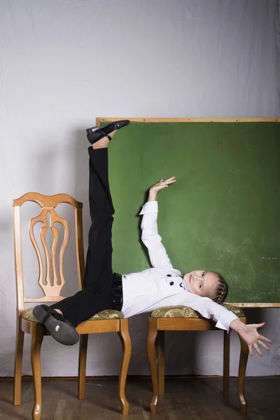 Écolière avec tableau noir en studio — Photo