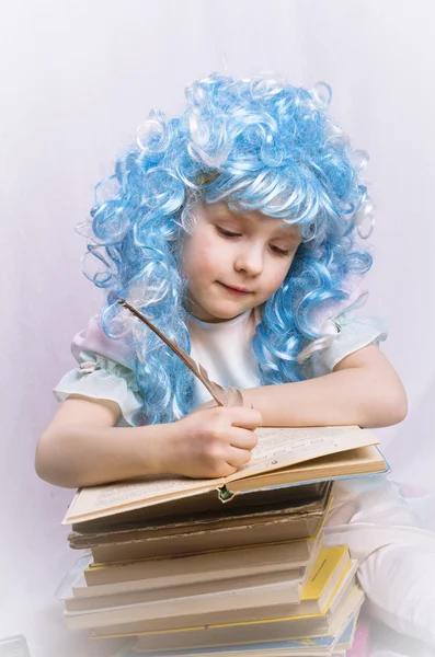 Küçük kız mavi saçlı bir kitap yazma — Stok fotoğraf