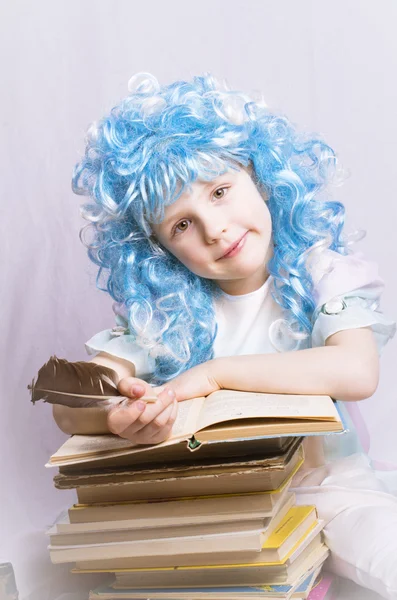 Meisje met blauwe haar schrijven van een boek — Stockfoto