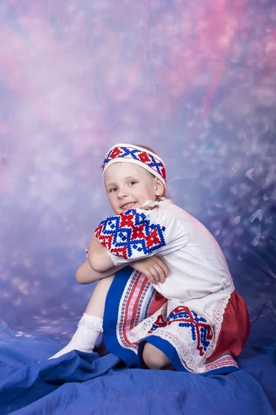 Klein meisje in klederdracht Russische — Stockfoto