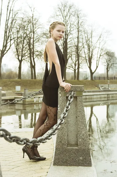 Jonge dame in zwarte jurk — Stockfoto