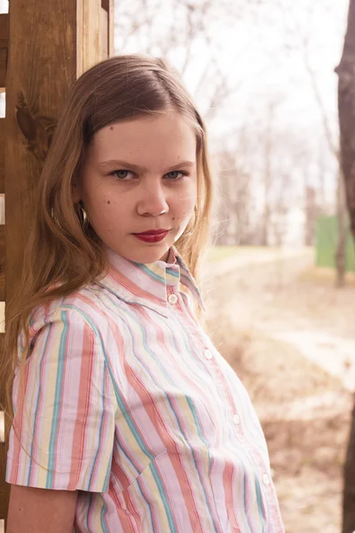Młoda nastolatka w pobliżu kiem drewniane — Zdjęcie stockowe