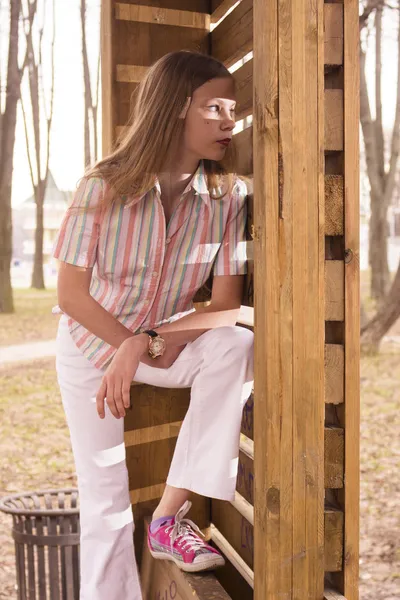 Νέα κοπέλα έφηβων κοντά ξύλινο εμπιστοσύνης — Φωτογραφία Αρχείου