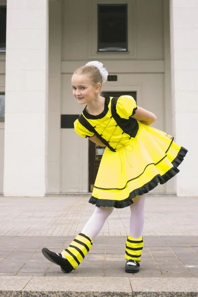 Petite fille dansant en costume d'abeille — Photo