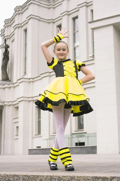 Little girl dancing in bee costume — Stock Photo, Image