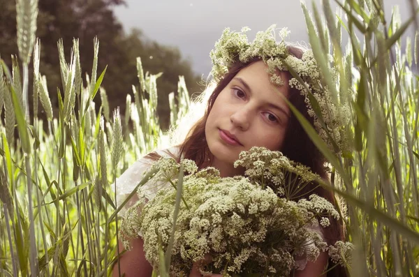 Young teenage girl at the field — Stock Photo, Image