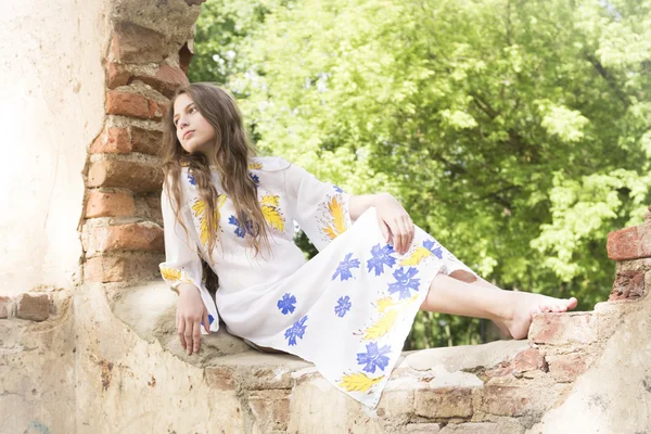 Beatifull teenage girl in authentic vintage dress — Stok fotoğraf