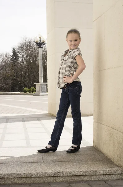 Niña posando cerca de la pared — Foto de Stock