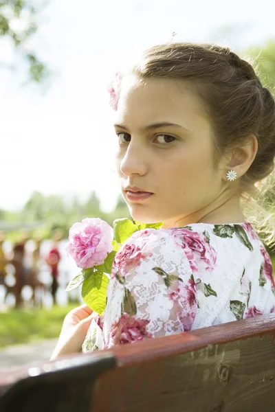 Söta tonårsflicka på blommig klänning porträtt — Stockfoto