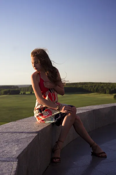 Beautifull teenage girl looking into the distance — Stock Photo, Image