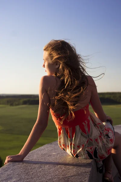 Beautifull teenage girl looking into the distance — Stock Photo, Image